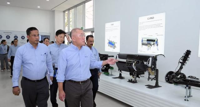 정의선 회장, 열흘 새 중국·미국 찍고 인도로…새해 광폭 행보 까닭은