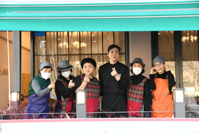 15�� ��� ���� �ʹ��� '������' �տ��� û�� ���� ������(���� �� ��°)���� �Բ� ���ϴ� ��Ű� '�� ��Ʈ'�� �׸��� �ִ�. ���=������ ����