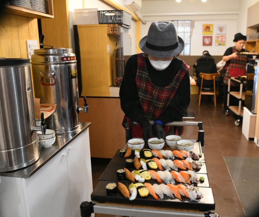 15�� ��� ���� �ʹ��� '������'���� �� ����� �մԿ��� ���� �� ���ÿ� �屹�� �ű�� �ִ�. ���=������ ����