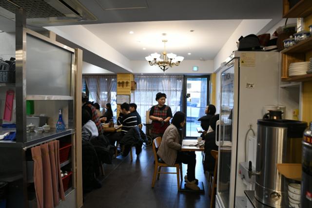 15�� ��� ���� �ʹ��� '������' ���ΰ� �Ļ縦 �Ϸ� �� �մ����� ���� �� �ִ�. ���= ������ ����