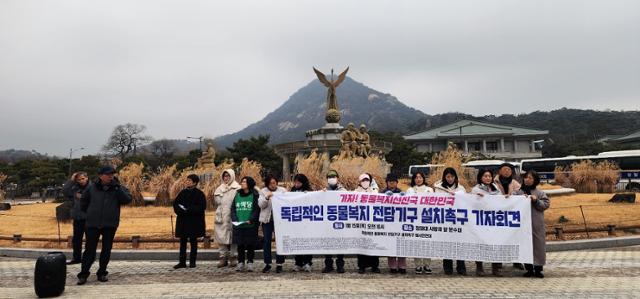 '독립적 동물복지 전담기구 설치 촉구 범시민연대'(범시민연대)는 15일 서울 종로구 청와대 사랑채 앞에서 기자회견을 열고 산업 논리에서 벗어난 독립적 동물복지 전담기구 설치를 촉구했다. 독립적 동물복지 전담기구 설치