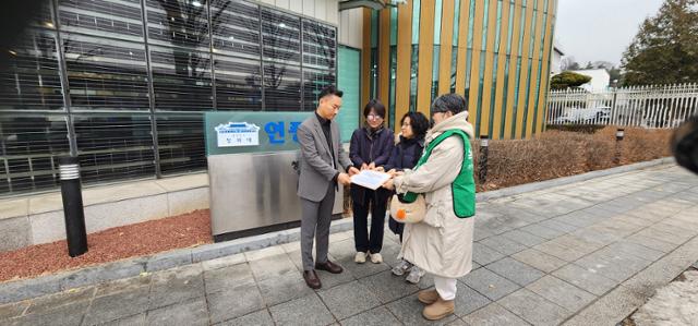 범시민연대는 기자회견을 마친 뒤 대통령실 관계자에게 시민 요구서를 전달했다. 독립적 동물복지 전담기구 설치 촉구 범시민연대 제공