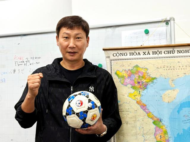 김상식 베트남 축구대표팀 감독이 지나달 25일 하노이 베트남 축구협회 사무실에서 포즈를 취하고 있다. 하노이=허경주 특파원