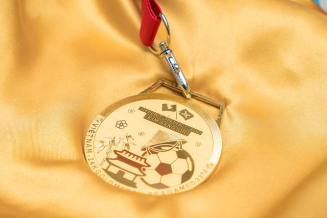 베트남 일간 뚜오이쩨가 김상식 감독에게 전달한 24K 순금 금메달. CTV 캡처