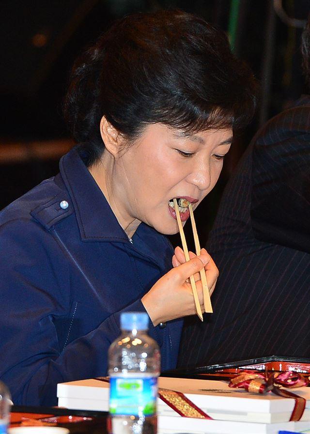 박근혜 전 대통령이 새누리당 대선 후보 시절인 2012년 10월 29일 서울 영등포구 여의도동 중소기업중앙회에서 열린 중소기업 타운홀미팅 및 정책간담회에 참석해 점심 식사를 하고 있다. 뉴시스