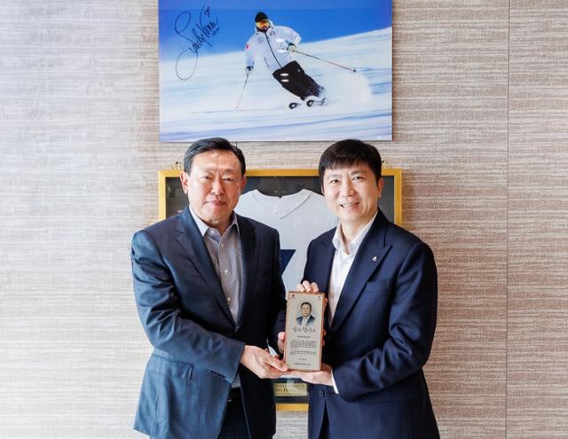 신동빈 회장, 동계스포츠 기여 공로로 감사패 받아