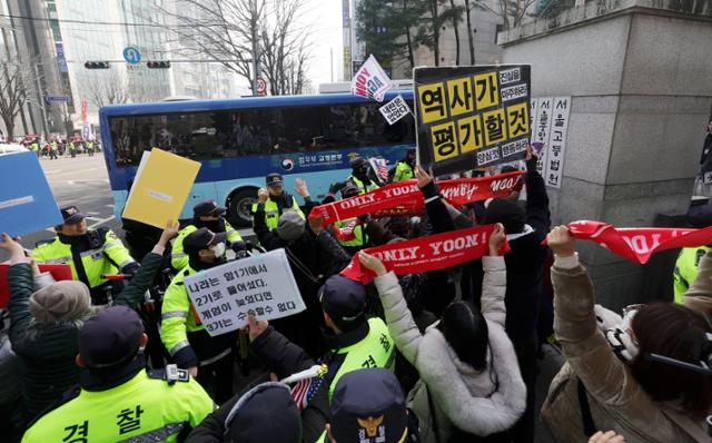 윤석열 전 대통령의 체포영장 집행 방해 혐의 등 1심 선고기일인 16일 오후 서울 서초구 서울중앙지방법원 앞에서 윤 전 대통령이 탑승한 호송차량이 법정으로 향하고 있다.뉴시스