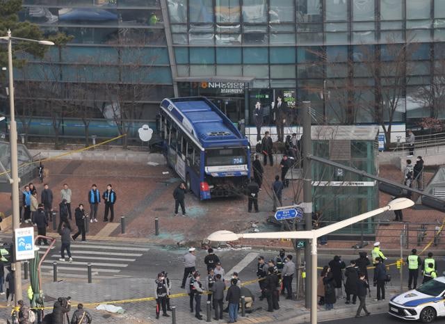 서대문역 사거리 버스 돌진, 13명 중경상… "브레이크 작동 안 해"