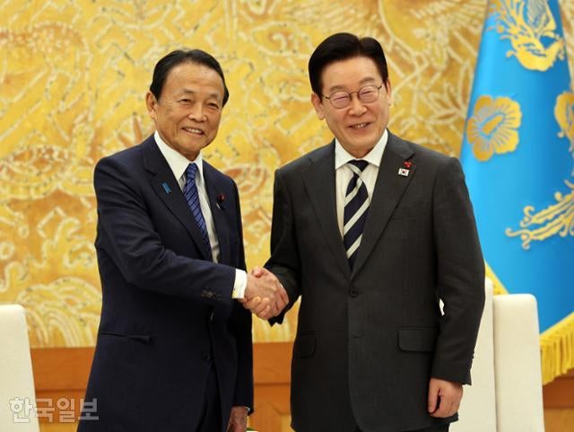 이 대통령 만난 아소 전 日 총리 "북중러 움직임에 한일 함께해야"