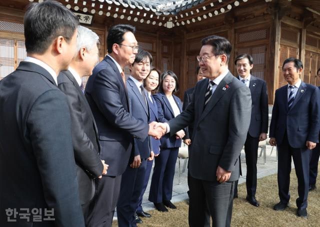 이 대통령 "빨간색은 안 보이네요"... 여야 오찬 '국힘 불참'에 아쉬움 표명