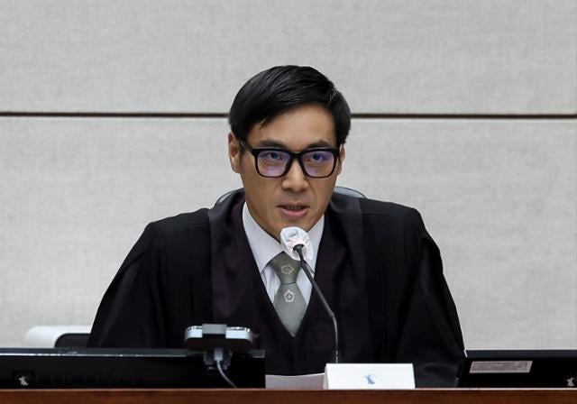 '징역 5년' 선고에 얼굴 붉어진 尹..."헌법 위배, 반성도 안 해"