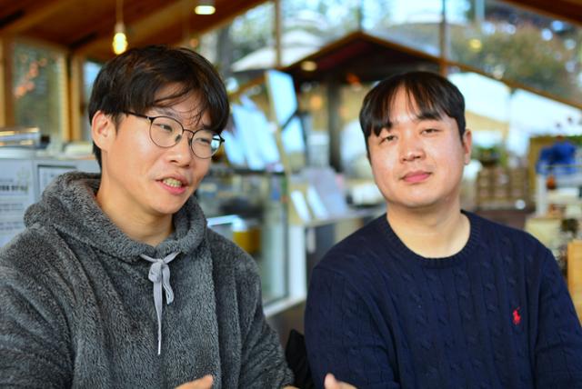 유튜버 김현우(왼쪽) 정태준씨는 2일 전남 나주의 한 카페에서 한국일보와 만나 "돈 벌 생각하고 유튜브 시작하면 금방 지친다"며 "보여주고 싶은 영상을 편하게 올린다는 마음으로 시작하라"고 말했다.