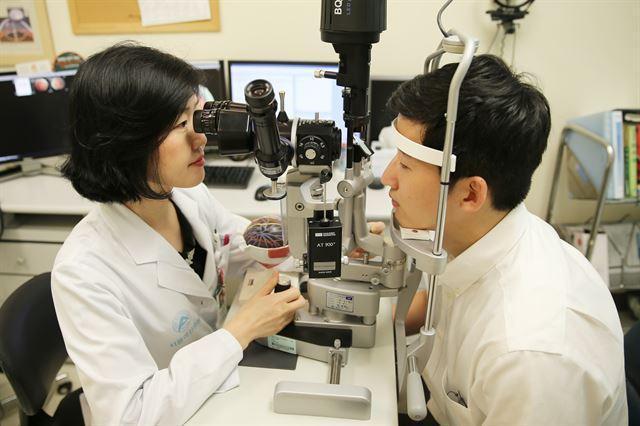 한 환자가 안과 검진을 받고 있다.한국일보 자료사진