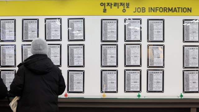 퇴사 1년 넘게 못 구한 청년 늘었다… 20대 '쉬었음' 비율 최고