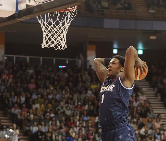 현역으로 돌아간 왕년의 스타들…잠실실내체육관 달군 ‘별들의 잔치’