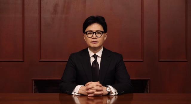 한동훈 전 국민의힘 대표가 18일 자신의 제명을 불러온 당원게시판 사태를 두고 국민께 송구한 마음이라며 유감을 표명하고 있다. 한동훈 전 대표 페이스북 영상 캡처