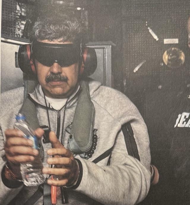 도널드 트럼프 미국 대통령이 3일 사회관계망서비스(SNS) 트루스소셜을 통해 공개한 니콜라스 마두로 베네수엘라 대통령의 체포 후 미국 압송 모습. 뉴스1