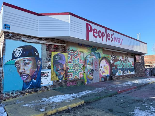 14일 미 미네소타주 미니애폴리스의 조지 플로이드가 피격된 주유소 옆 건물 간판에는 앞 단어를 지운 자리에 '피플'이 덧칠돼 '국민의 길(People's way)'이라 쓰여 있다. 텅 빈 근처 건물에는 꽃과 팻말 등