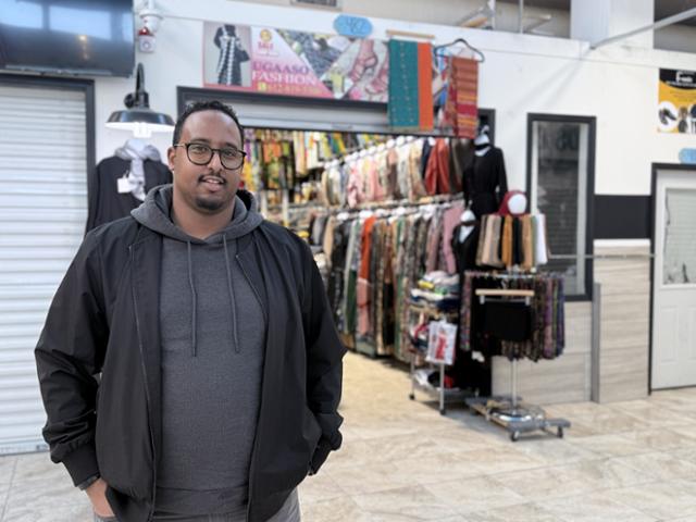 미국 미네소타주 미니애폴리스에 위치한 소말리아 커뮤니티 상가 '카멀 몰'에서 만난 압둘 마하무드가 14일 한국일보와 인터뷰하고 있다. 정오가 지난 시간이었지만 상점 대부분은 문을 닫은 상태였다. 도널드 트럼프 미 행