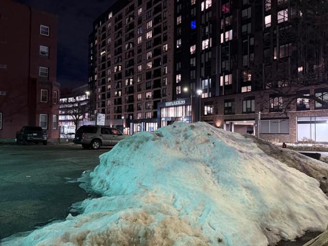 13일 밤 미 미네소타주 미니애폴리스 도시 곳곳에 눈이 쌓여 있다. 미니애폴리스=박지연 특파원