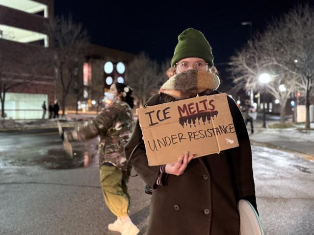 미국 이민세관집행국(ICE)의 이니셜을 얼음(ice)에 비유한 'ICE는 저항 아래 녹는다'라는 팻말을 들고 시위하던 여성이 한국일보 인터뷰에 응하고 있다. 미니애폴리스=박지연 특파원