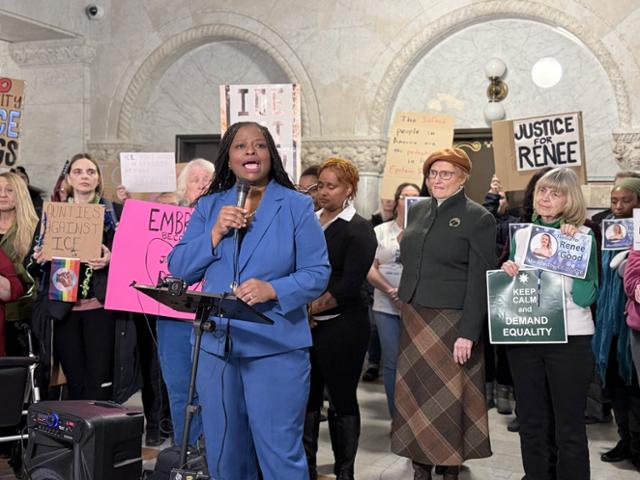 미국 미네소타주 미니애폴리스 시청에서 14일 열린 미 국토안보부 산하 이민세관단속국(ICE) 규탄 기자회견에서 마이크를 잡은 미니애폴리스 시청 소속 인권변호사 네키마 레비 암스트롱(사진 맨 앞)은 "러네이 니콜 굿을