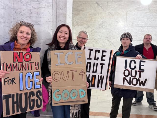 미니애폴리스 시청사에서 열린 기자회견에 앞서 만난 케이트 슈리그(48·사진 맨 왼쪽)는 "대낮에 무고한 시민을 죽였는데 정작 범죄자는 감옥에 가지 않았다. 연방정부가 무장하고 정의의 이름으로 테러를 자행하는 데 분노