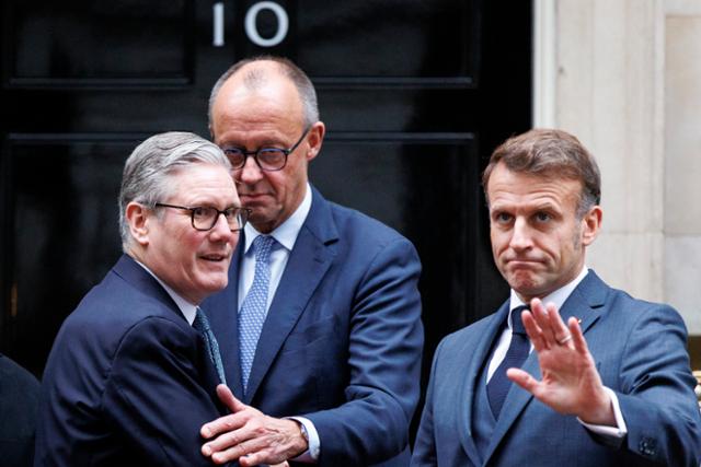 지난달 8일 키어 스타머(왼쪽부터) 영국 총리,프리드리히 메르츠 독일 총리,에마뉘엘 마크롱 프랑스 대통령이 영국 총리 관저인 다우닝가 10번지 앞에서 대화를 나누는 모습.런던= EPA 연합뉴스