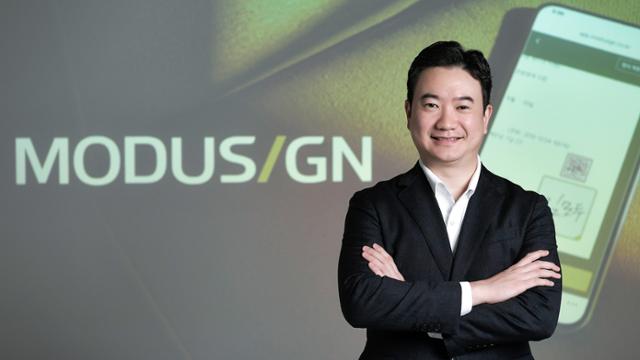 이영준 모두싸인 대표가 서울 세종로 한국일보사에서 인터뷰를 하며 전자서명 서비스에 대해 설명하고 있다.임지훈 인턴기자