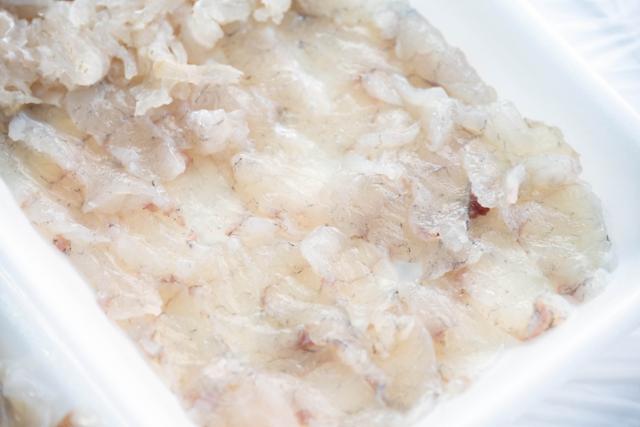 겨울은 저렴하게 신선한 복어회를 맛볼 수 있는 드문 기회다.