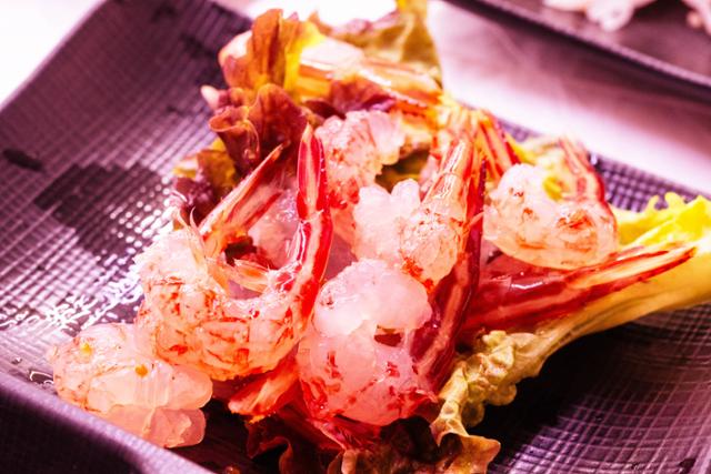 물렁가시붉은새우의 껍질을 제거하면 연한 속살과 붉은 무늬가 대비를 이룬다.