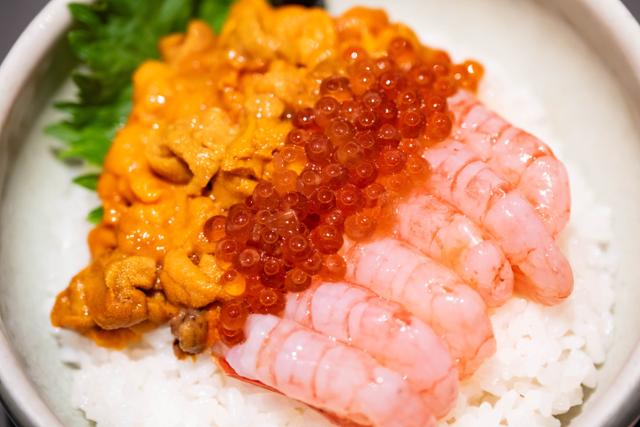 속초관광수산시장 속초갓포의 속고양 덮밥. 속초 통발 단새우, 고성 말똥성게, 양양 연어알을 올려 만들었다.