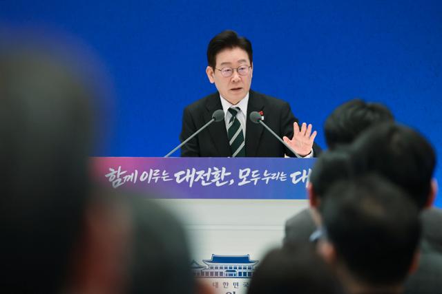 이재명 대통령이 21일 오전 청와대 영빈관에서 열린 신년 기자회견에서 취재진의 질문에 답변하고 있다.왕태석 선임기자