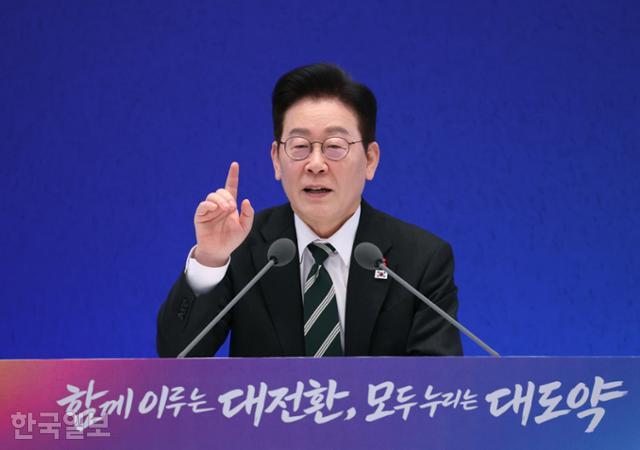 이재명 대통령이 21일 청와대 영빈관에서 2026 신년 기자회견 '함께 이루는 대전환,모두 누리는 대도약'을 진행하며 언론의 질문에 답하고 있다.왕태석 선임기자