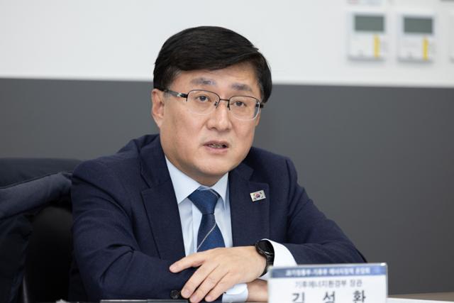 김성환 기후에너지환경부장관이 15일 서울 종로구 정부서울청사에서 배경훈 부총리 겸 과학기술정보통신부 장관과 기후위기 대응 및 에너지전환 부문 기술개발 협력을 강화하기 위한 간담회를 갖고 양 부처 협력사항을 논의하고 