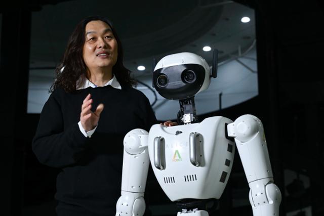 에이로봇 최고기술책임자인 한재권 한양대 교수가 20일 경기 안산시 한양대 에리카캠퍼스에서 휴머노이드 로봇 '앨리스4'에 대해 설명하고 있다.강예진 기자