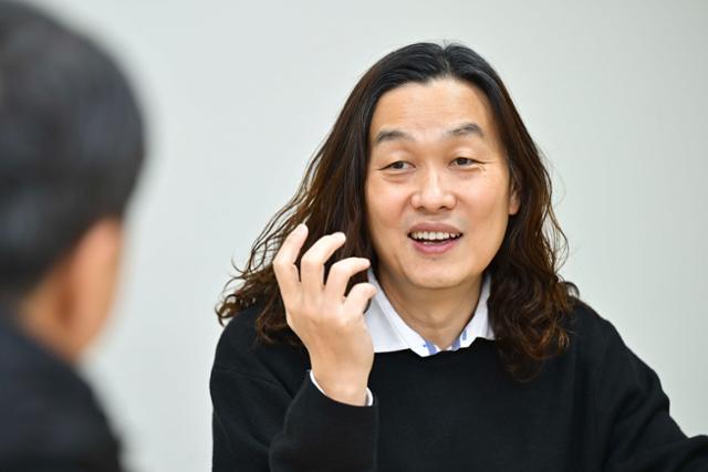 에이로봇 최고기술책임자인 한재권 한양대 교수가 20일 경기 안산시 한양대 에리카캠퍼스 연구실에서 한국일보와 인터뷰를 하고 있다.강예진 기자