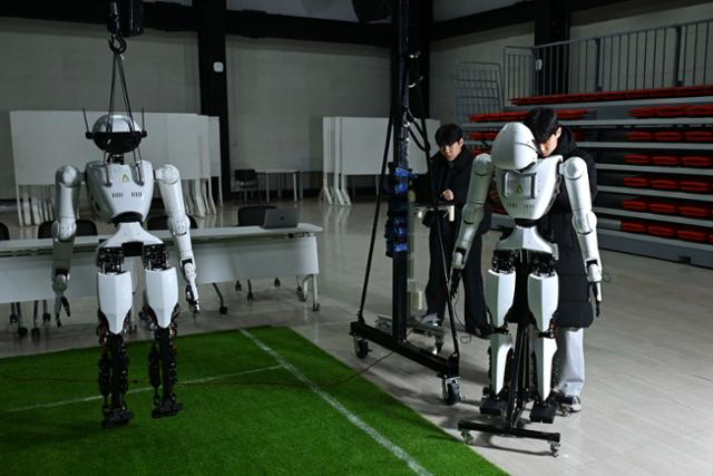 20일 경기 안산시 한양대 에리카캠퍼스에서 에이로봇 관계자들이 휴머노이드 로봇 '앨리스4'를 살펴보고 있다.에이로봇은 올여름 인천에서 개최되는 로보컵을 앞두고 집중 개발 기간에 들어갔다.강예진 기자