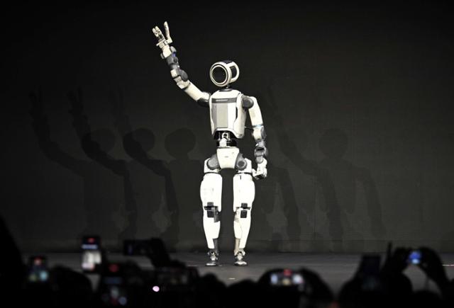 5일 미국 네바다주 라스베이거스에서 열린 'CES 2026' 현대차그룹 프레스 컨퍼런스의 주인공인 차세대 전동식 휴머노이드 로봇 '아틀라스'가 관중을 향해 팔을 들어 인사하고 있다.라스베이거스=뉴스1