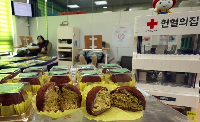 20일 오전 인천 연수구 대한적십자사 인천혈액원내 헌혈의 집에 전혈·혈소판 헌혈자에게 증정할 '두쫀쿠(두바이쫀득쿠키)'가 놓여 있다. 겨울방학과 독감 유행으로 헌혈이 감소하는 가운데 대한적십자사 인천혈액원은 헌혈자의