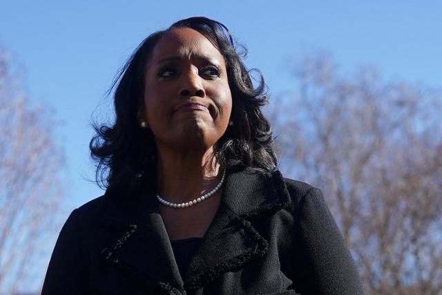 리사 쿡 미국 연방준비제도(Fed·연준) 이사가 21일 공개 구두 변론을 마치고 미 워싱턴 연방대법원을 나서고 있다.현재 대법원은 도널드 트럼프 미국 대통령의 쿡 이사 해임이 적법한지에 대한 소송이 진행되는 동안 