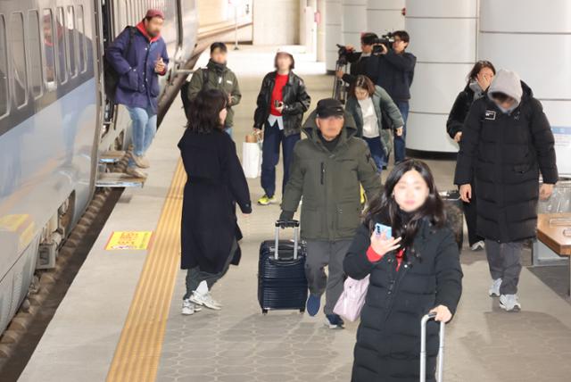 강원 강릉과 부산 부전을 잇는 동해선 구간에 고속열차 KTX-이음이 투입된 지난달 30일 신해운대역에 첫 정차한 열차에서 승객들이 내리고 있다.KTX-이음은 하루 왕복 3회 운행되며,최대 5시간 가까이 걸리던 기