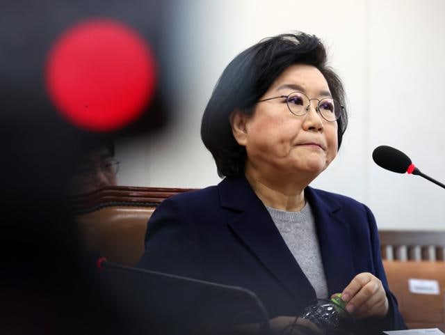 尹 '건전재정' 찬사 보낸 이혜훈 "그때와 지금, 상황 달라"