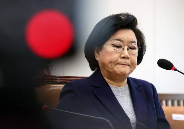 부정 청약 의혹에 가정사 꺼낸 이혜훈… 여야 "남 탓" 질타