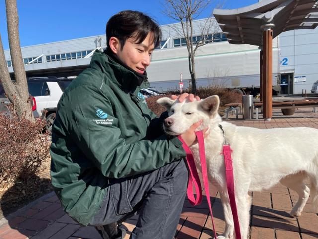 지난 20일,인천 중구 인천국제공항 물류단지에서 출국을 앞둔 구조견 '스텔라'를 안아주고 있는 한국 휴메인 월드 포 애니멀즈 이상경 캠페인팀장의 모습.한국 휴메인 월드 포 애니멀즈 제공