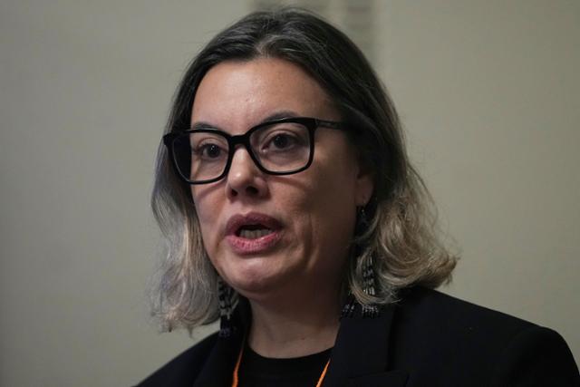 나야 나타니엘센 그린란드 상무부 장관이 13일 영국 런던 국회의사당에서 열린 기자회견에 참석해 발언하고 있다.나타니엘센 장관은 이날 영국 의원들을 만나 "영국 정부가 원칙을 지키는 용기를 보여야 하며 도널드 트럼프