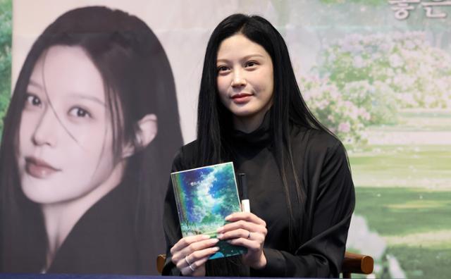 조국 조국혁신당 대표의 딸 조민씨가 25일 서울 서초구 교보문고 강남점에서 열린 '반드시 좋은 날들이 찾아올 거야' 출간 기념 팬 사인회에서 포즈를 취하고 있다. 뉴스1