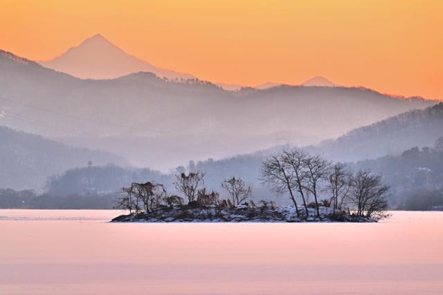[왕태석의 빛으로 쓴 편지] 두물머리, 모든 균열을 덮어버린 백색의 위로