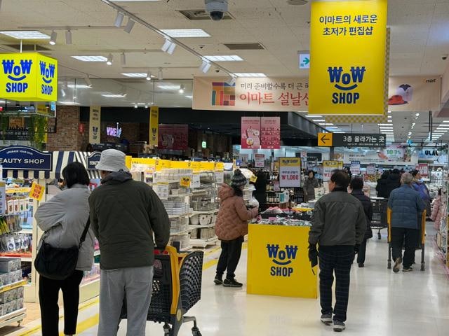 다이소 떨고 있니? 이마트의 초저가 실험 '와우샵' 인기
