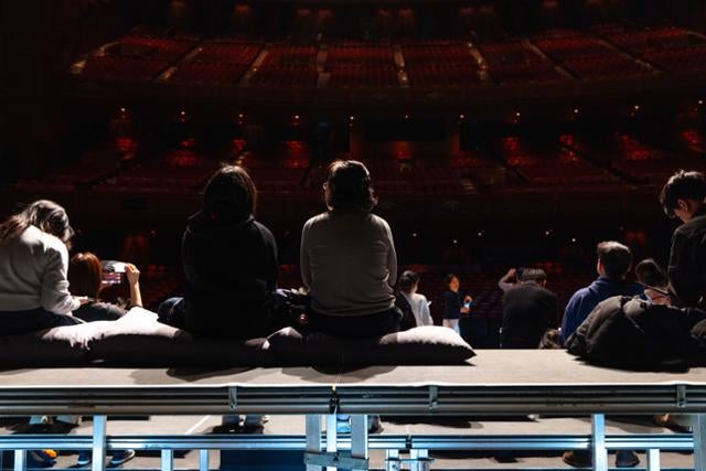 무대 위 작은 도서관, 관객이 주인공 된 시간 '리딩&리스닝 스테이지'